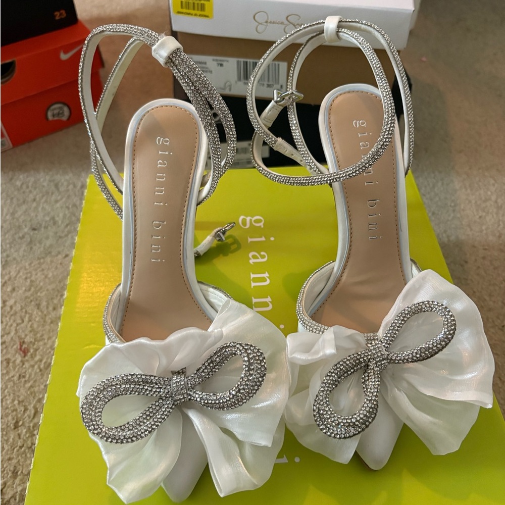 Gianni Bini White and Silver Bow Heels